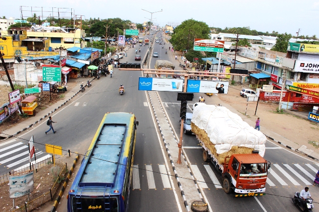 திருச்சி பால்பண்ணை- துவாக்குடி அணுகு சாலையின் அகலத்தை குறைக்கக் கூடாது என அணுகுசாலை மீட்புக் கூட்டமைப்பினா் வலியுறுத்தியுள்ளனா்